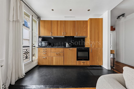 Modern kitchen with wooden cabinets - Buy this luxury property in Paris 16ème, 3 rooms, 2 bedrooms