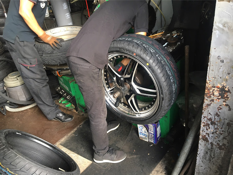 DAI-KOOさんが投稿したrowen・タイヤ交換・洗車がいつの間にか水遊びに…😂に関するカスタム事例の投稿画像3枚目