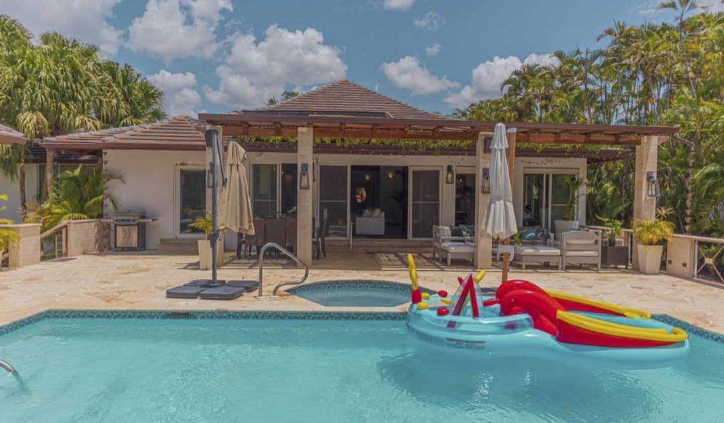 Maison contemporaine avec piscine et jardin La Romana