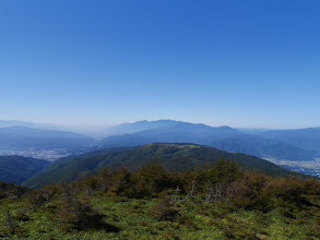 手前に高ボッチ山、奥は中央アルプス