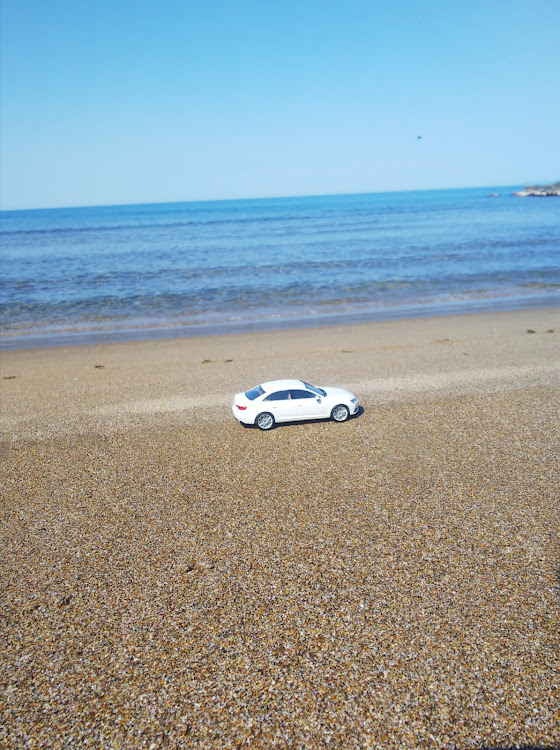 A4 セダンの浜辺遊び・ミニカー・出雲崎海岸・本日は晴天なり・桜はまだかいな？に関するカスタム事例の投稿画像7枚目