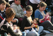 epa05438558 Hundreds of women gather to breastfeed their children in Buenos Aires, Argentina, 23 July 2016. The protest was held after a 22-year-old woman breastfeeding her son was reportedly removed from a public square by police officers last week.  EPA/IRENE VALIENTE