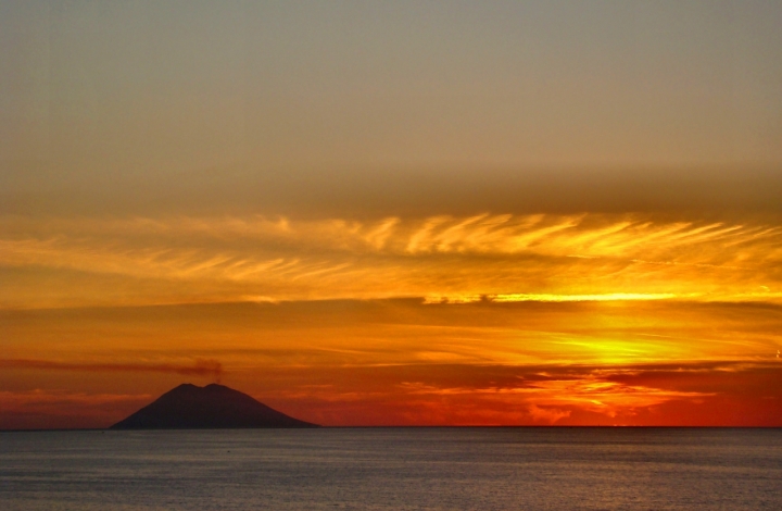 Stromboli in un cielo di fuoco di utente cancellato