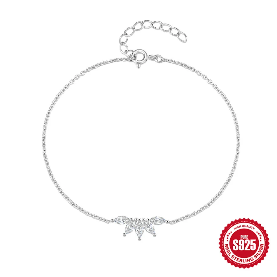 Pulsera de plata de ley con corona de ojo de caballo e incrustaciones de circonitas, para un look elegante y sofisticado.