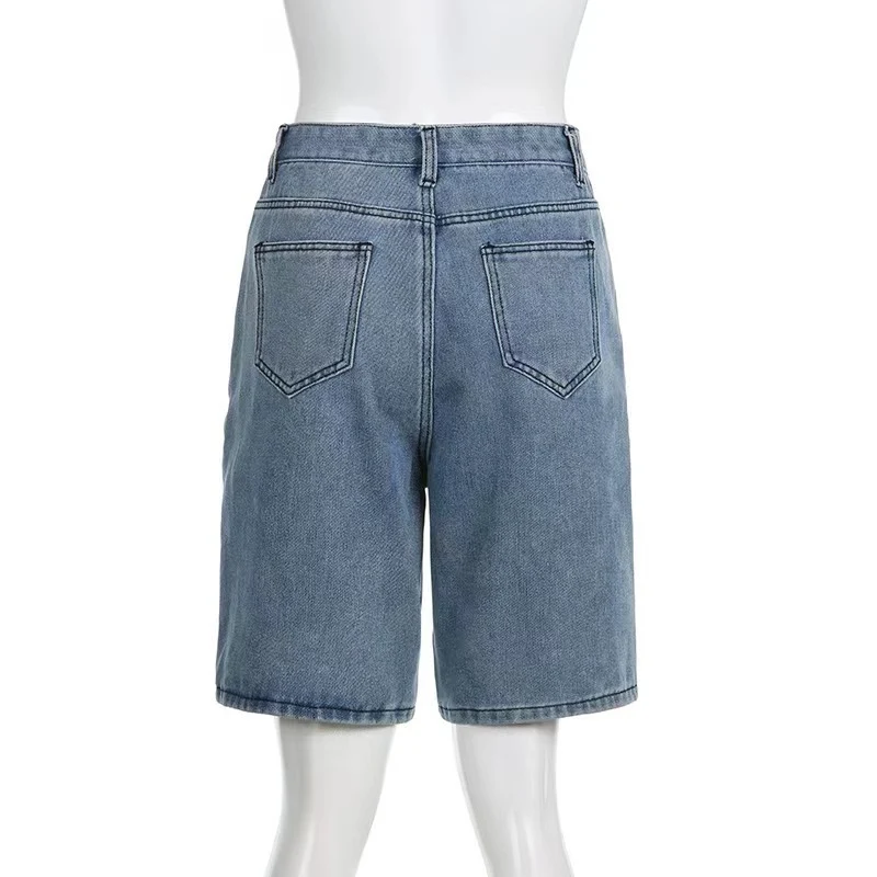 Short en jean ample avec écussons étoile à cinq branches contrastés – Un style décontracté et tendance pour l'été, alliant confort et originalité.