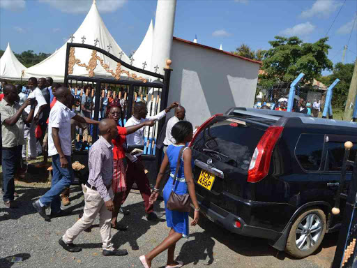 Youth follow Kitui senator Enoch Wambua’s car out of Mwingi AIC / MUSEMBI NZENGU