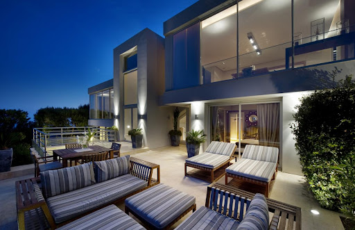 Villa avec piscine et terrasse 2