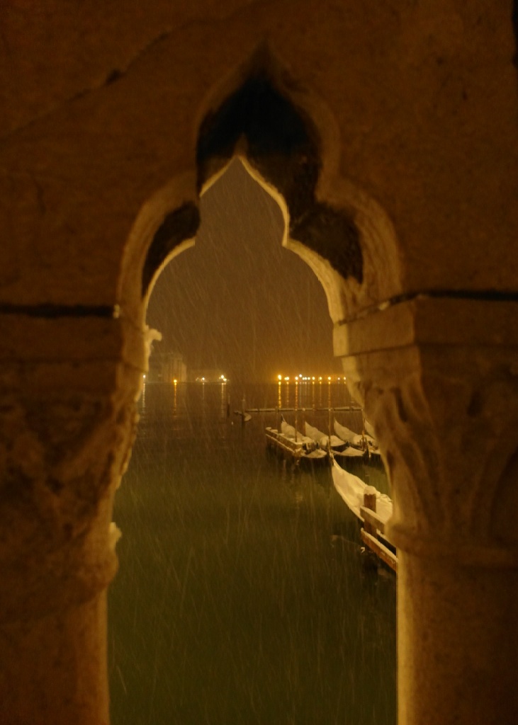 Tra acqua e neve, finestra sulla Giudecca di chiara_tosolini