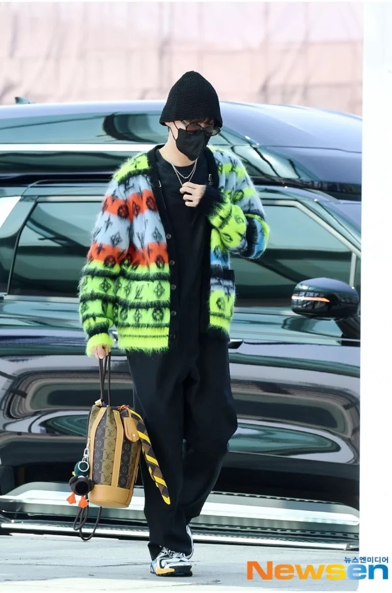 Soo Choi 💜 (REST) on X: Jhope explained about his airport fashion, the  jacket when he came back from LA. He said because of the bag he carried,  the neck area was