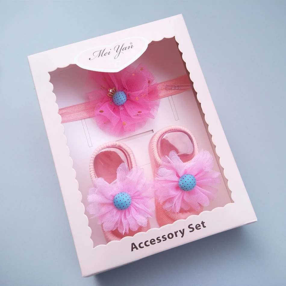 Coffret cadeau bébé fille avec chaussettes et bandeau. Ensemble adorable pour nouveau-né. Un cadeau parfait pour célébrer l'arrivée.