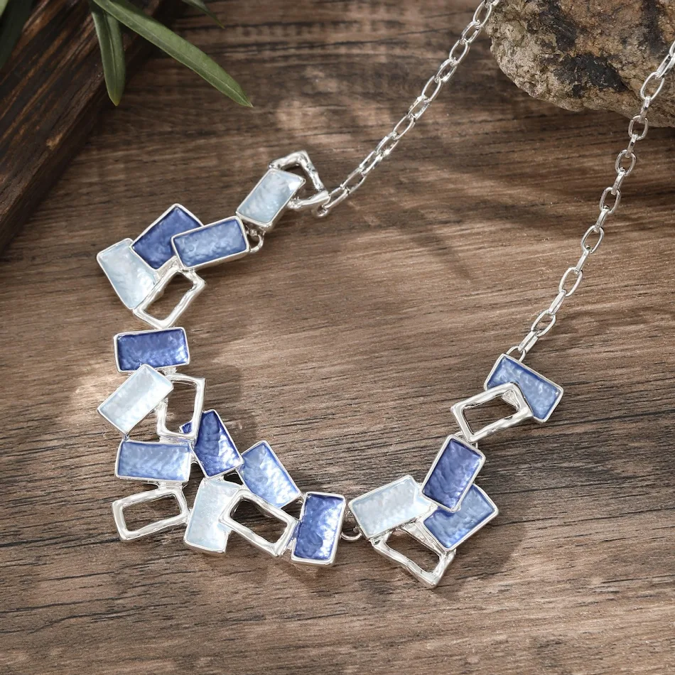 Creatieve kleurrijke olieverf geometrische holle vierkante ketting. Een uniek sieraad voor een artistieke en opvallende uitstraling.