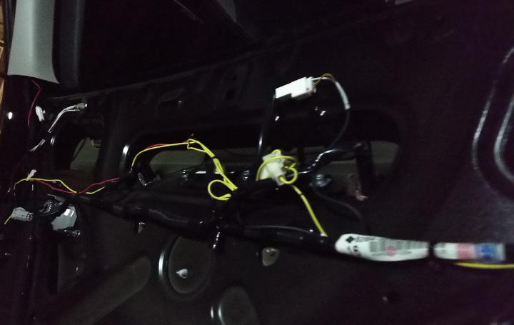 エスティマジック 【club.M】さんが投稿したclub.M・エスマジガレージ・電装系弄り・ヴェルファイア4灯化・LEDバックランプ爆光増幅器付きに関するカスタム事例の投稿画像6枚目