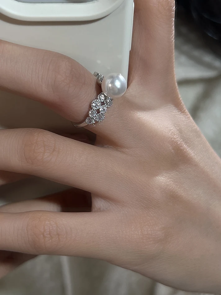 Bague perle zircon Ins Light Luxe pour femmes, bijou élégant et scintillant, cadeau parfait, design moderne et raffiné, pour un look sophistiqué.