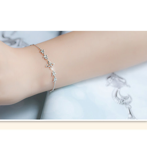 Title 1, Lucky four-leaf clover bracelet