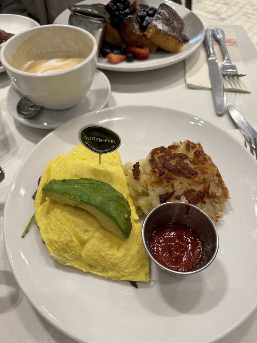 Great experience! Had the omelette and a vanilla latte. Food came out with a gf marker. Felt fine after - would go again!