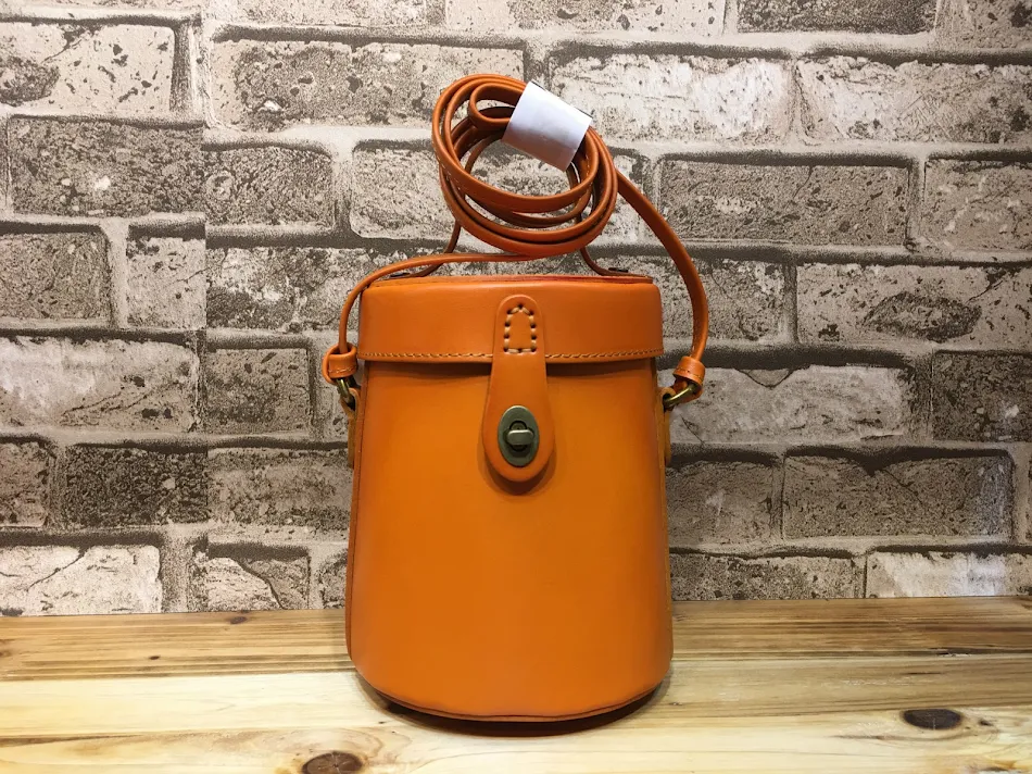 Gepersonaliseerde Retro Schoudertas van Handgemaakt Plantaardig Gelooide Koeienhuid - Duurzaam en Uniek