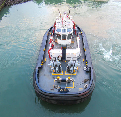 Tugboat-Cerro-Jefe-in-Panama.jpg - Norwegian Jade passes the tugboat Cerro Jefe in the Panama Canal. 