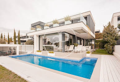 House with pool and terrace 8