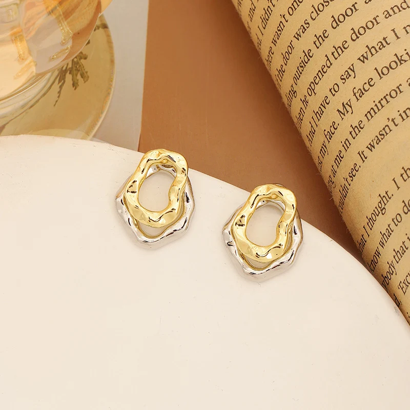 Onregelmatige gedraaide ring oorbellen, tweekleurig, gevormd, betaalbare luxe mode oorbellen die je temperament accentueren.