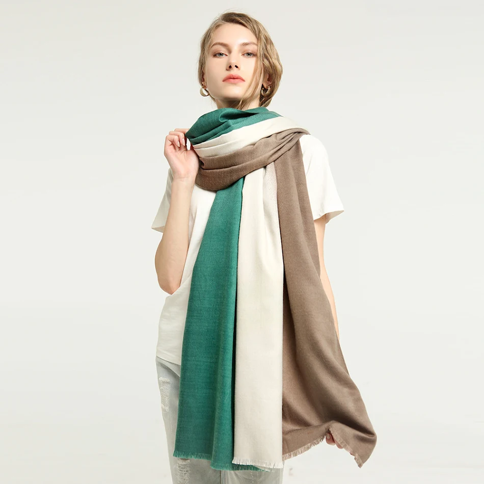 Warmer Schal mit Farbverlauf, perfekt für kalte Tage. Weich, stilvoll und bietet Wärme und einen modischen Look, ideal für den Winter.
