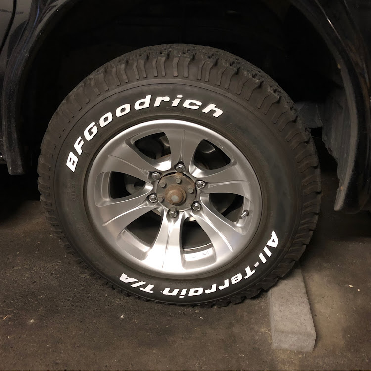 デリカスペースギアのBF Goodrich・ホワイトレターを塗ってみた・ムラあり、はみ出しあり・近くで見ちゃダメに関するカスタム事例の投稿画像3枚目