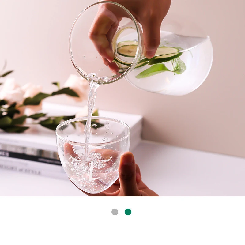Transparante hittebestendige glazen karaf en beker set voor koude dranken. Elegant en duurzaam voor dagelijks gebruik.