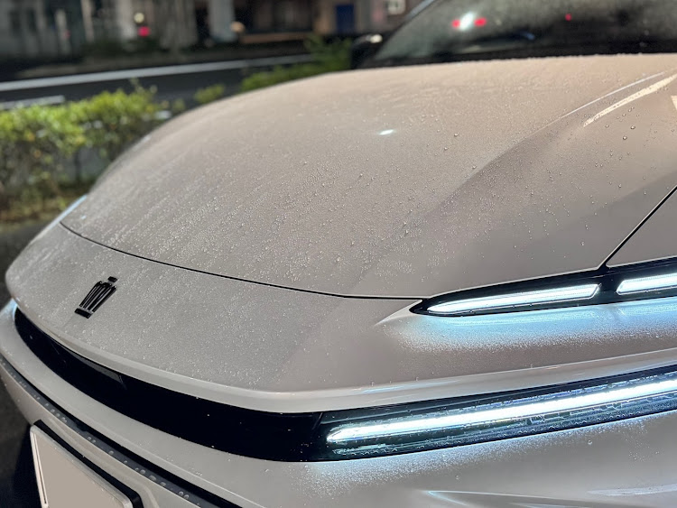 クラウンスポーツの雨・ご馳走様でした♫・牛タン・撥水・エンブレムレスに関するカスタム事例の投稿画像1枚目