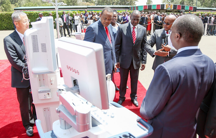 Cheng Minghe of Mindray Megascope Health Care, President Uhuru Kenyatta and Deputy President William Ruto inspect medical equipment procured through the Managed Equipment Services Project at State House, Nairobi, in 2015.