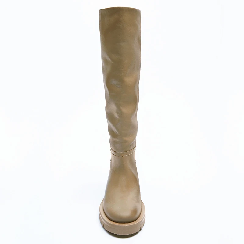 Zandbruine leren laarzen met platte ronde neus en tot de knie hoog voor een stijlvolle en comfortabele look.