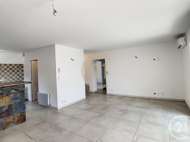 Location  appartement 3 pièces 78 m² à Domazan (30390), 840 €