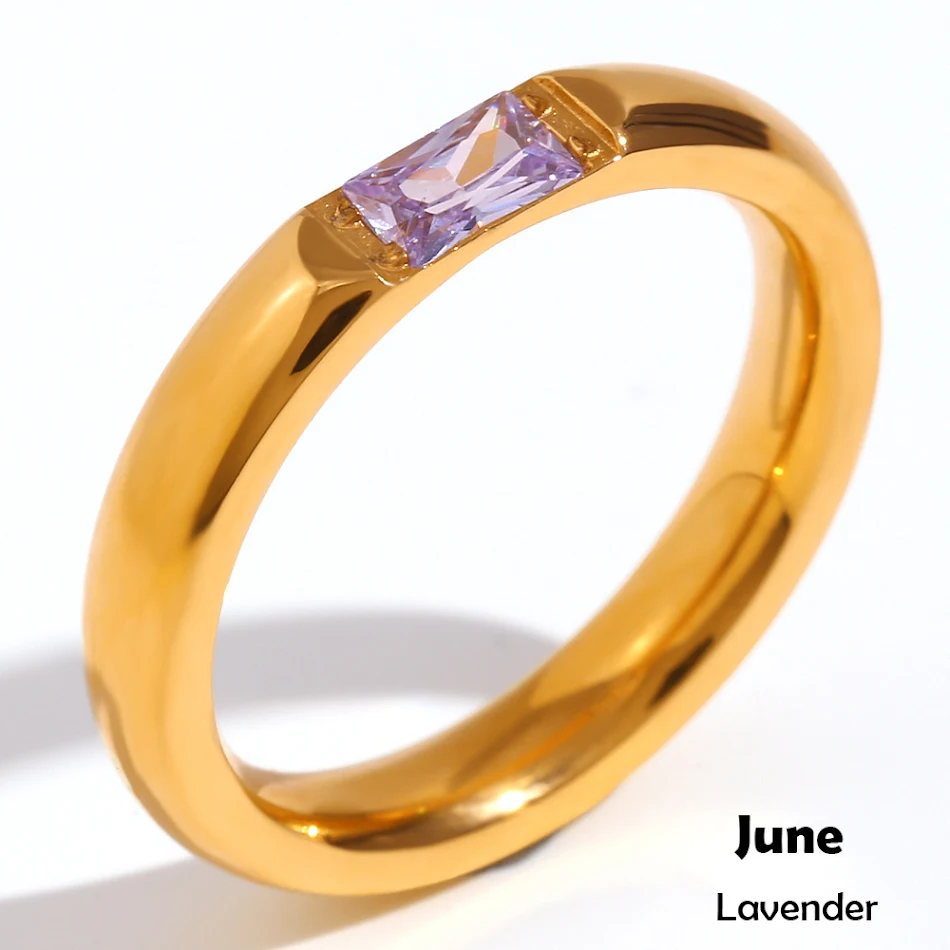 Bague rectangulaire en acier inoxydable plaqué or 18K avec zircon, pierre de naissance pour femmes. Un cadeau parfait.