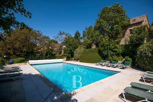 Outdoor swimming pool with lounge chairs - Luxury property for sale in Sévérac-le-Château, 12 bedrooms