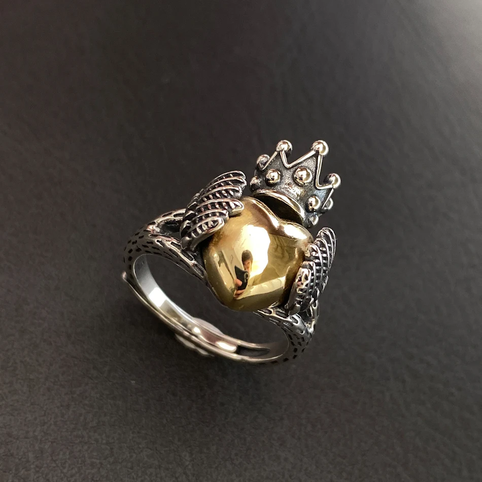 Anillo Retro con Alas de Corona y Plumas en Oro y Plata Contrastantes para un Look Vintage Elegante y Atemporal Perfecto