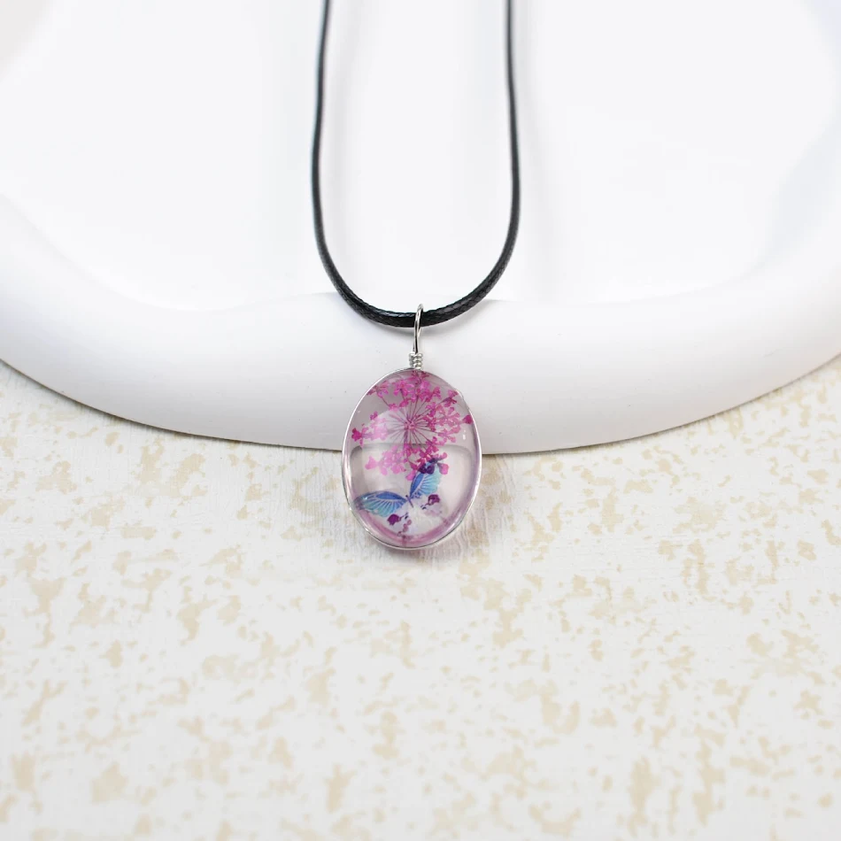Collar de mariposa, encaje, flor y piedra de cristal tiempo. Elegancia atemporal para un look sofisticado y femenino. Un regalo perfecto.