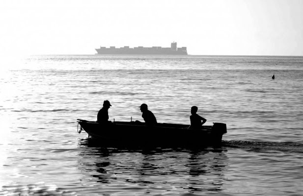 Tra container e pescatori... di hank_chinaski85