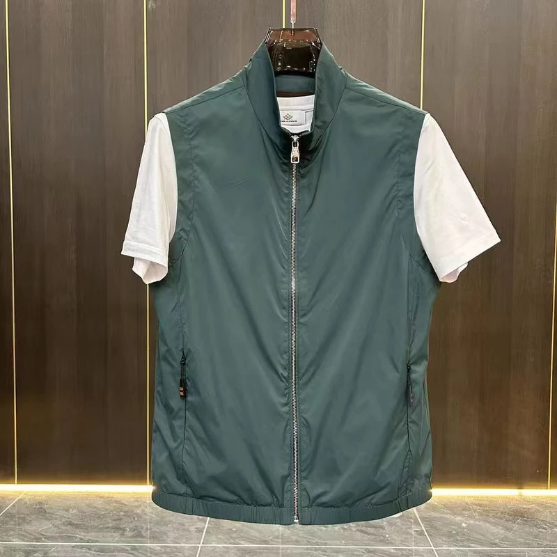 Gilet uomo casual business. Un capo versatile per un look elegante e informale, perfetto per l'ufficio e il tempo libero. Comfort e stile garantiti.