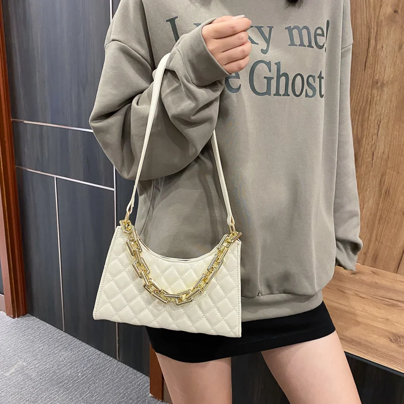 Bolsa de ombro casual com corrente, estilo baguette portátil, para usar sob o braço, perfeita para o dia a dia, prática e moderna.
