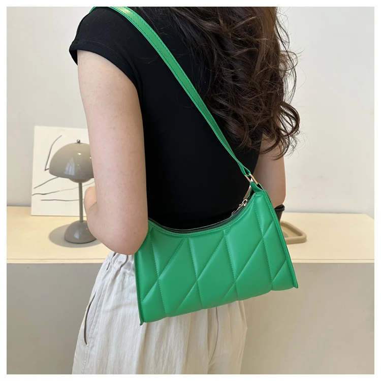 Eenvoudige, trendy one-shoulder schoudertas voor onder de arm. Stijlvol en handig voor dagelijks gebruik. De perfecte accessoire.