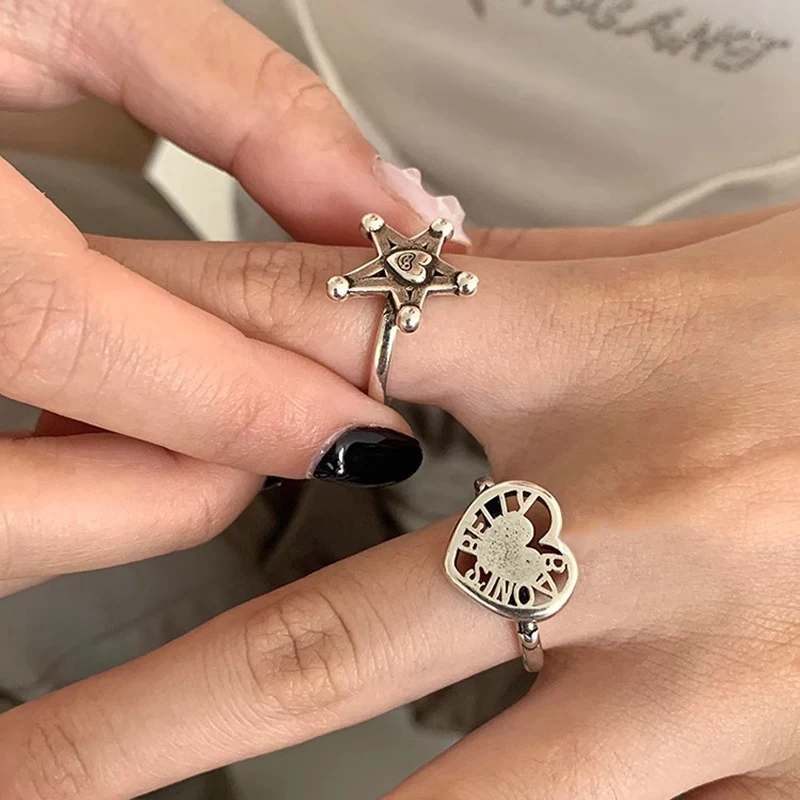 Bague rétro délavée en forme de cœur d'amour, bijou tendance pour femme, cadeau romantique et symbolique, un accessoire vintage pour les amoureux.
