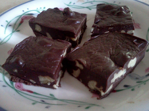 This is sugar-free fudge I made with this recipe of sugar free sweetened condensed milk.  It set up perfectly.