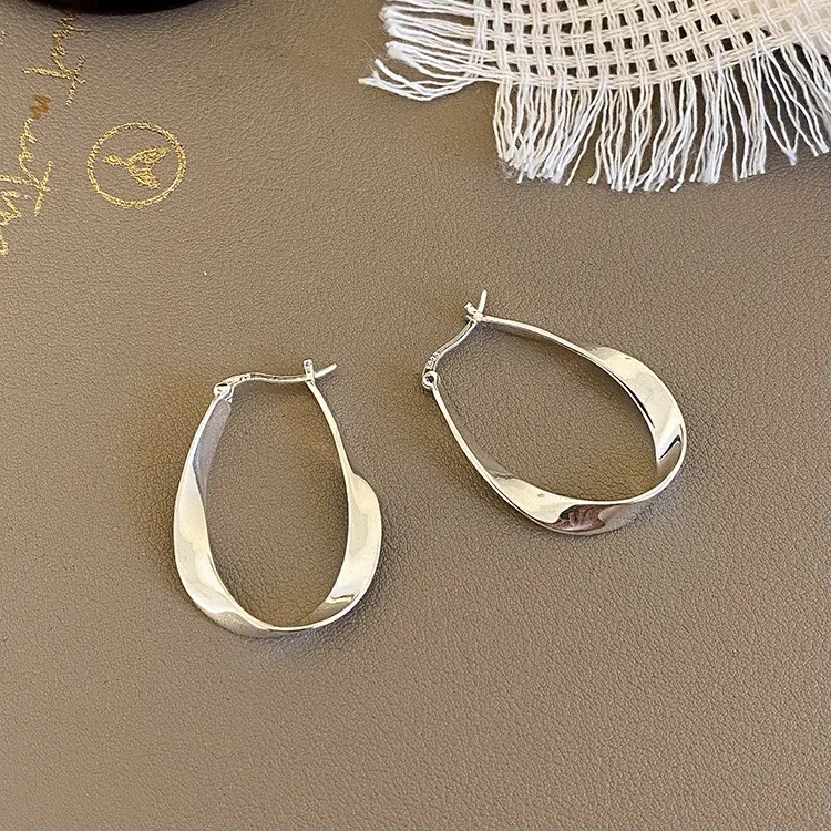 Title 4, Gümüş Küpe Mobius Niche