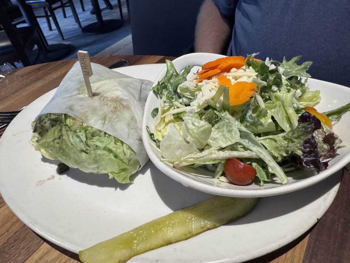 Burger with lettice bun and a salad