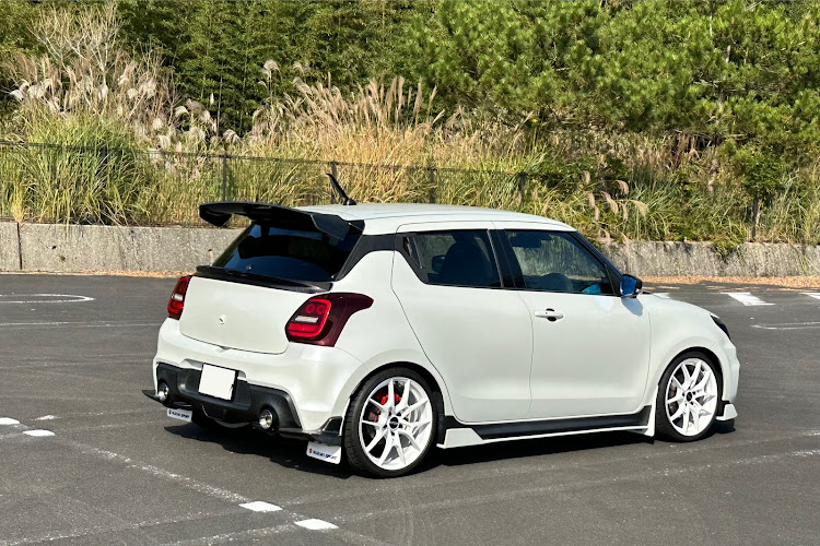 スイフトスポーツの愛車のお尻はこんな感じ・今年もあとわずかに関するカスタム事例の投稿画像4枚目