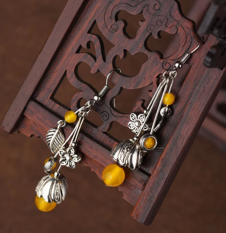 Boucles d'oreilles Gu Shu Qian Teng en agate jaune, style ethnique. Un bijou unique pour sublimer votre style et votre élégance avec une touche d'exotisme.