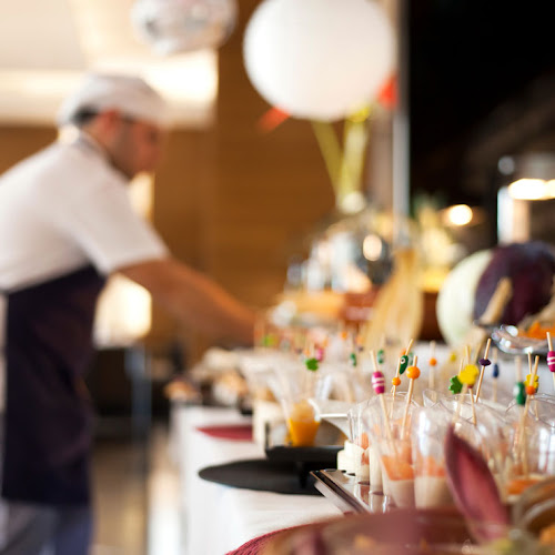 un chef prepara comida en un buffet en un restaurante