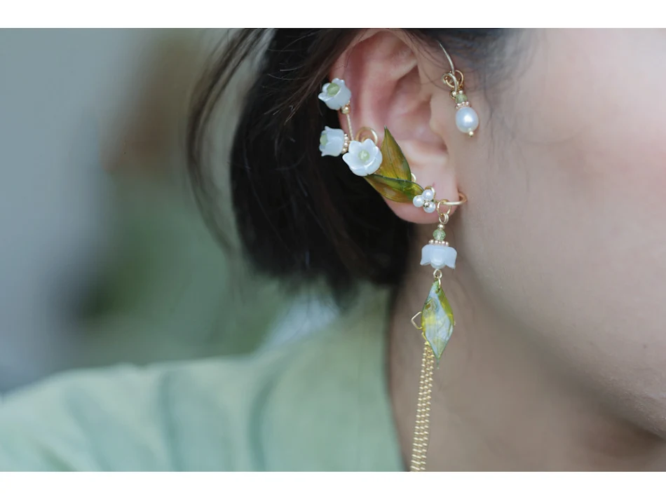 Boucles d'oreilles crochet Niche Sweet à pompons sans perçage, élégantes et tendances. Faciles à porter, pour un look sophistiqué sans trou.