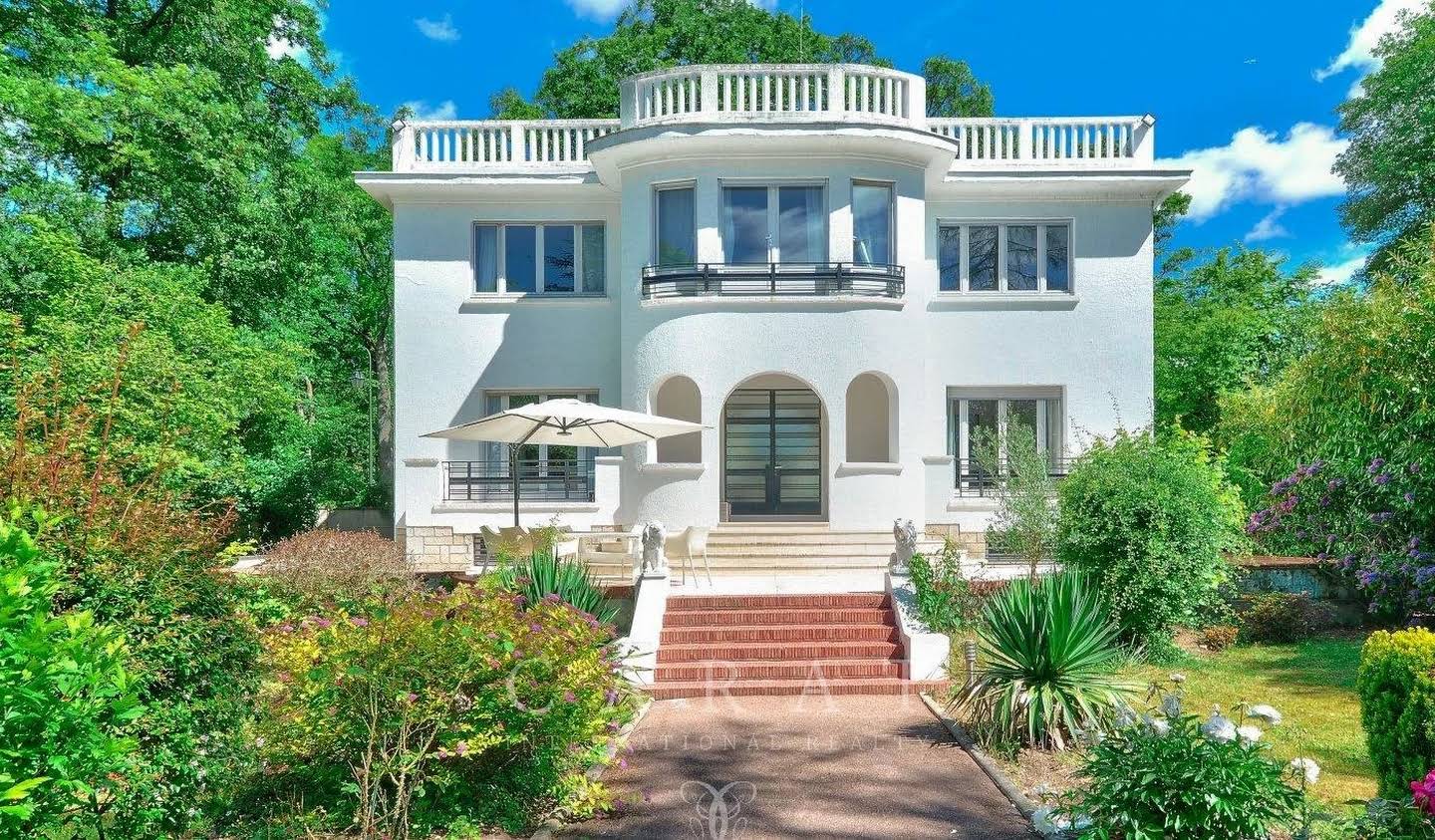 House with garden and terrace Vaucresson