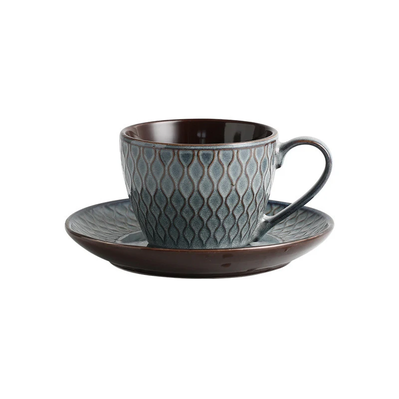 Tasse à café en céramique gaufrée et soucoupe vintage, parfaite pour les lattes, ornée d'une guirlande, savourez votre boisson avec style.