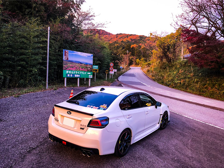 WRX STIの2019ベストショット・スビフェス・伊吹山ドライブウェイ・夕焼けに関するカスタム事例の投稿画像1枚目