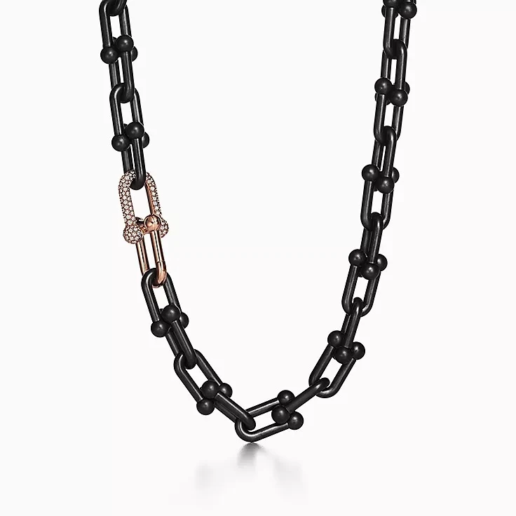 Title 1, Vintage zwarte koperen U-vormige ketting. Een u...